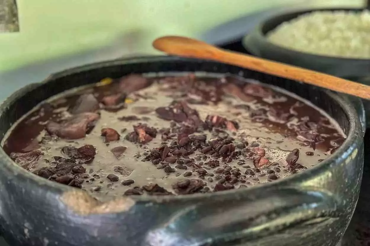Panela de feijoada preparada no Quintal da Núria