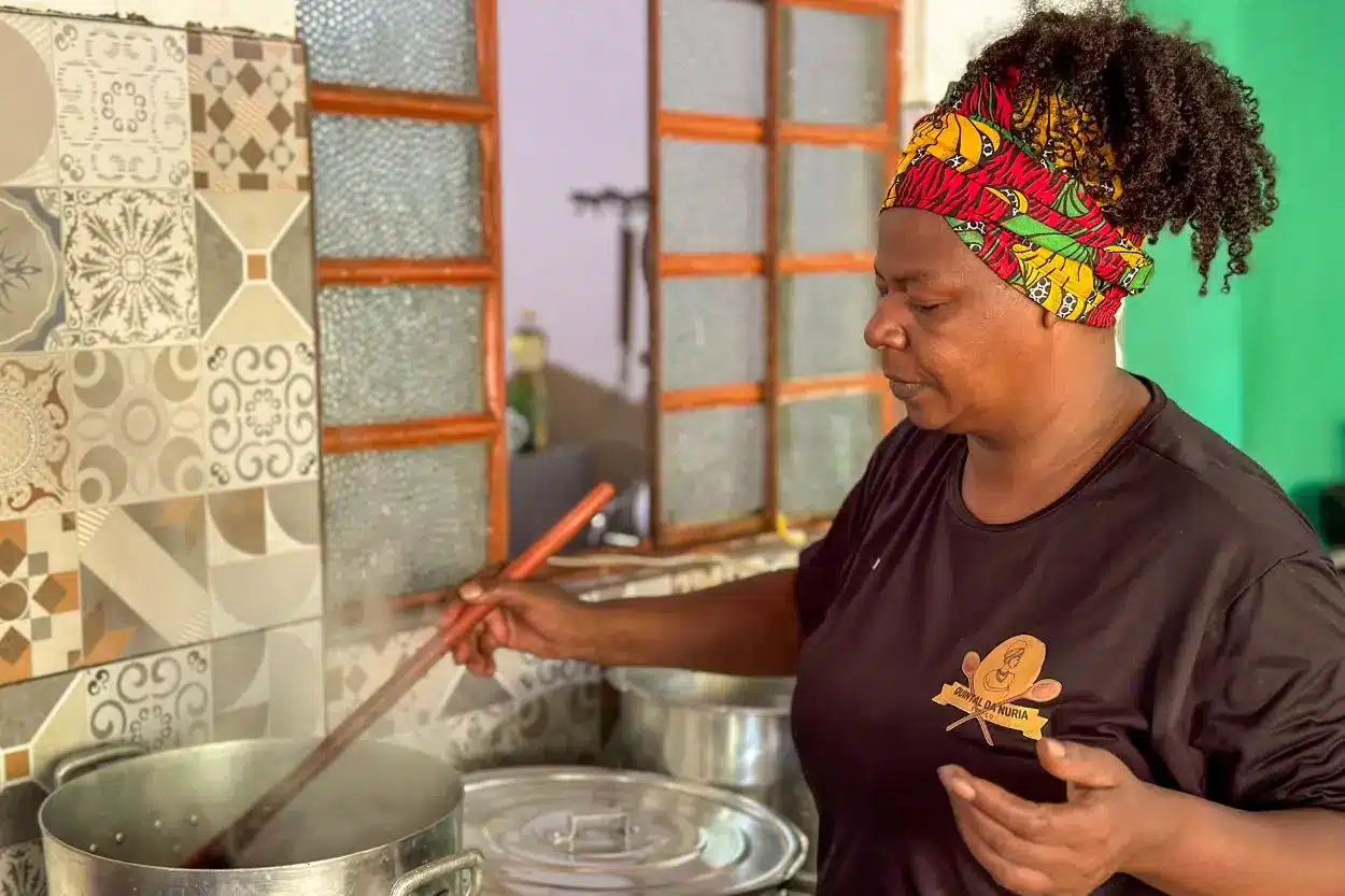 Núria Anacleto preparando uma receita em sua cozinha