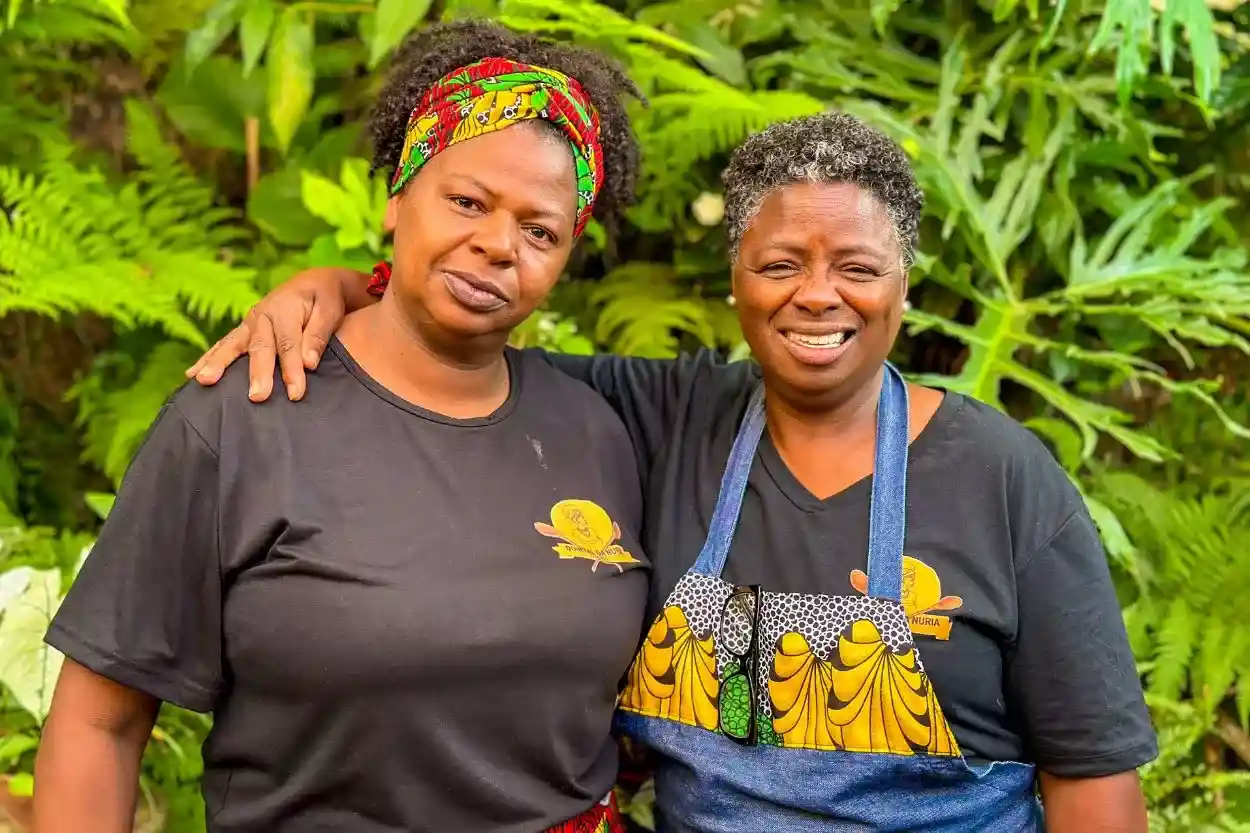 As irmãs Elizabete e Núria juntas no Quintal da Núria