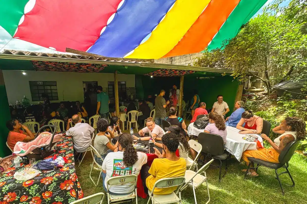Grupo reunido em mesas no Quintal da Núria